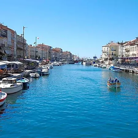 L'orque Bleue Hotell 3*